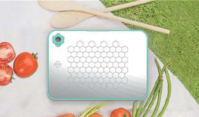 2025年中钢股东会纪念品5月下旬发放，今年送何种生活用品受瞩目。图为2024年的抗菌多功能不锈钢砧板组。（图／中钢提供）