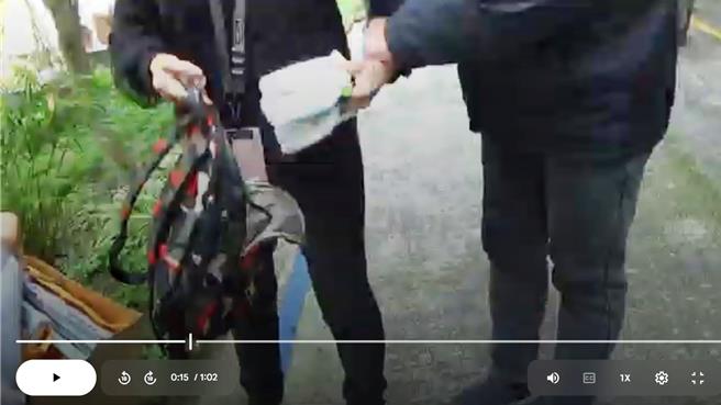 嘉义县警方日前当场逮到1名50多岁在职保姆，带着装尿布的妈妈包来取款。(警方提供／吕妍庭嘉义传真)