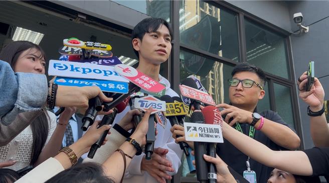 Andy老师做完笔录离开分局，对于造成社会动盪感到不好意思，并表示感谢大家关心。（吕健豪摄）