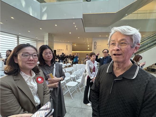 陈澄波文化基金会董事长陈立栢（右）今天签署捐赠典藏意向后受访表示，松了一口气。（曹婷婷摄）