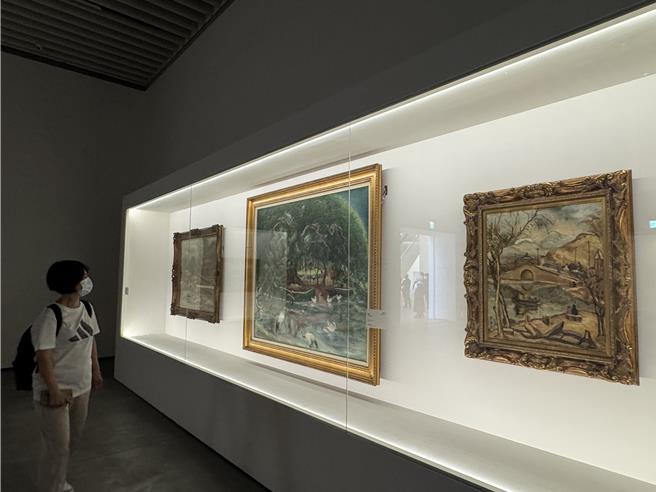 南美馆2馆「福尔摩沙时代－台湾近现代美术的知识启蒙」展览，展出陈澄波「清流」、「嘉义游园地」及从未曝光作品「南海普陀山」（从右至左）。（曹婷婷摄）