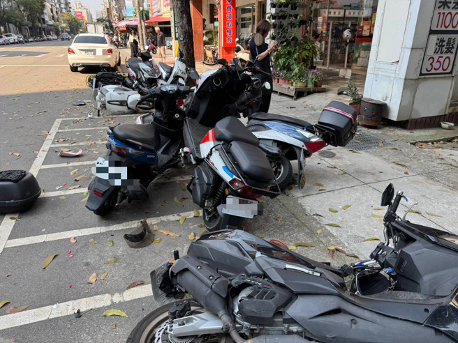 68岁郭姓女子驾驶黑色宾士轿车行经大墩路、向上路口时，突失控向右偏移，宛如保龄球击倒球瓶般，连环撞倒路边停放的13部机车。（图警方提供／简铭柱翻摄）