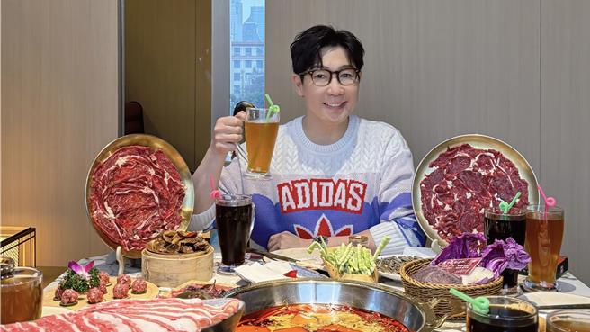 品冠日前到成都商演，品嚐道地的麻辣火锅。（种子音乐提供）