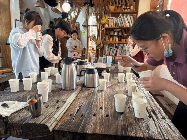 學生們把握賽前時間持續練習，盼能充分展現所學成果。（照片/中山醫學大學提供）