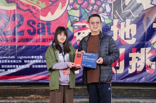 中山醫大健產系大一生柴季萱(左)初次參賽，並在職業級強手環伺中獲得全國第六。（照片/中山醫學大學提供）