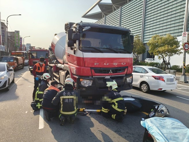 北市南港路发生大卡车撞倒机车骑士的交通事故。（翻摄照片／林郁平台北传真）