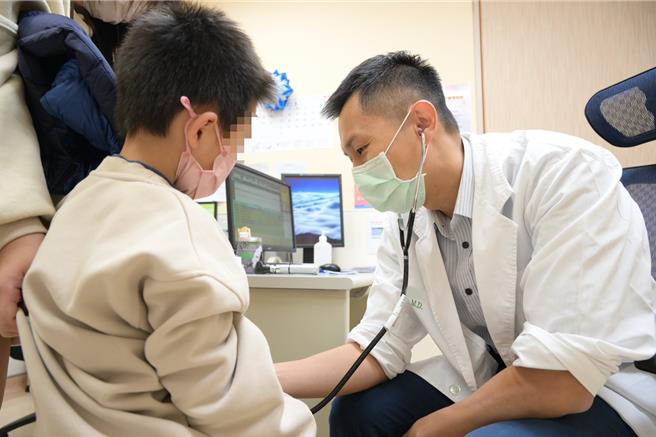 亞大醫院兒科醫師陳德慶（右）24日指出，春天是病毒性腸胃炎旺季，雖嬰幼兒重症比例不高，但下周春假恐是另波感染高峰，籲家長替6個月以下嬰兒安排口服輪狀病毒疫苗。（亞大醫院提供／潘虹恩台中傳真）