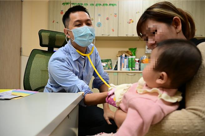 春天是病毒性腸胃炎旺季，亞大醫院兒科醫師陳德慶（右）24日分享案例，先前1位6個月大男嬰嘔吐、發燒、排尿量減少，連哭泣都沒眼淚，家屬察覺有異急送醫。示意圖，非當事病患。（亞大醫院提供／潘虹恩台中傳真）