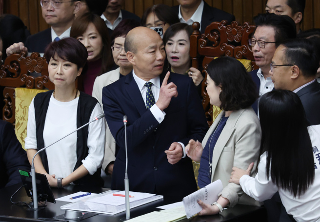 立法院25日院会开始，民进党立委上到主席台包围院长韩国瑜（中）杯葛议事，并要求说明新党副秘书长游智彬事件，韩宣布休息。（姚志平摄）