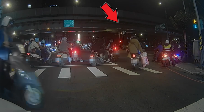 有双载骑士竟无视警察，直接从面前「红灯右转」，也让其他骑士看傻眼。（图／翻摄自脸书爆料公社）