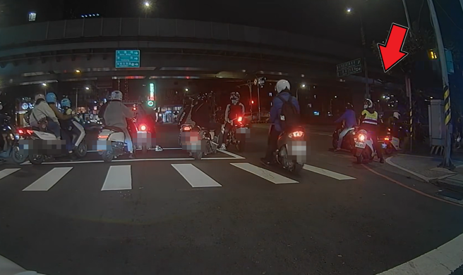 有双载骑士竟无视警察，直接从面前「红灯右转」，巡逻警抬头确认灯号后，便追上去拦人。（图／翻摄自脸书爆料公社）