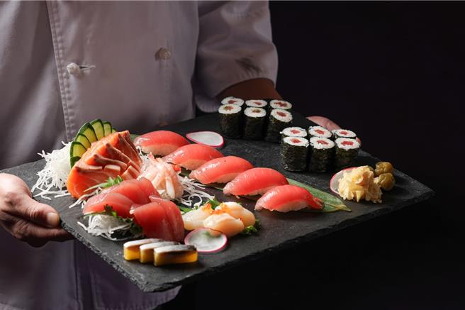 时逢鲔鱼盛产期间，「丰FOOD海陆百匯」顺势推出「鲔鱼季」诱客，猜对鲔鱼重量者有机会获赠免费餐券。(丰FOOD海陆百匯提供)