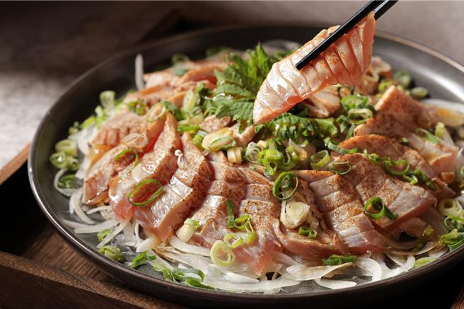 「鲔鱼季」创意菜色包括经典的鲔鱼现切生鱼片、握寿司、铁火卷、还有鲔鱼夏威夷拌饭、以炙烧方式改良的鲔鱼半敲烧等20道海鲜料理。(丰FOOD海陆百匯提供)