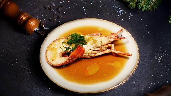 八里福朋喜来登双周年庆，馆内的「The Mesh Kitchen」西餐厅自助餐期间加码「蒜蒸龙虾」无限供应不加价，口碑爆棚。(八里福朋喜来登酒店提供)