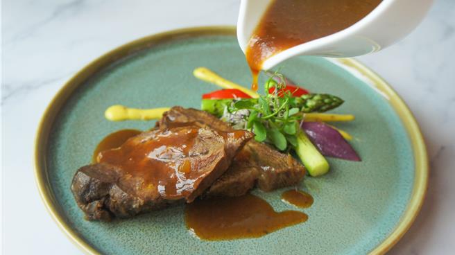 「禧粤楼」中餐厅近期新推港点吃到饱，还加赠「精炖红酒小牛颊」与莫凡彼冰淇淋无限供应，每人990元加1成。(八里福朋喜来登酒店提供)