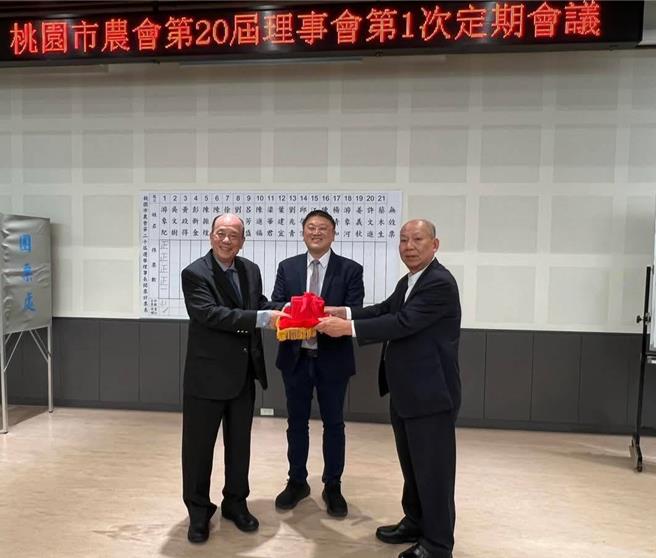 桃园市农会三巨头出炉，市长张善政贺勉并期盼携手创新桃园农业。(农业局提供／蔡依珍桃园传真)