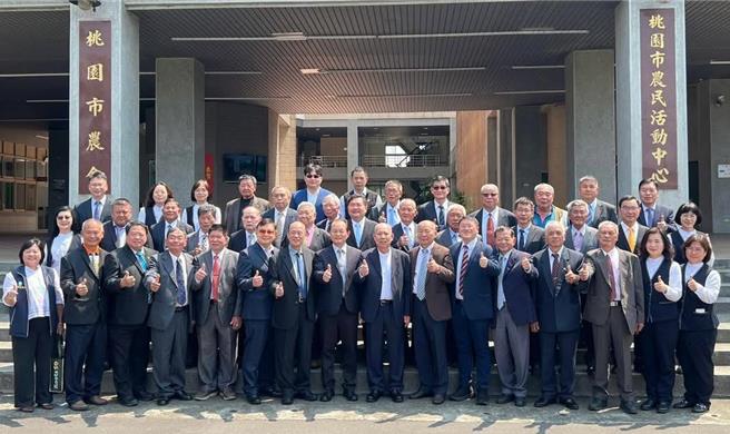 桃园市农会三巨头出炉，市长张善政贺勉并期盼携手创新桃园农业。(农业局提供／蔡依珍桃园传真)