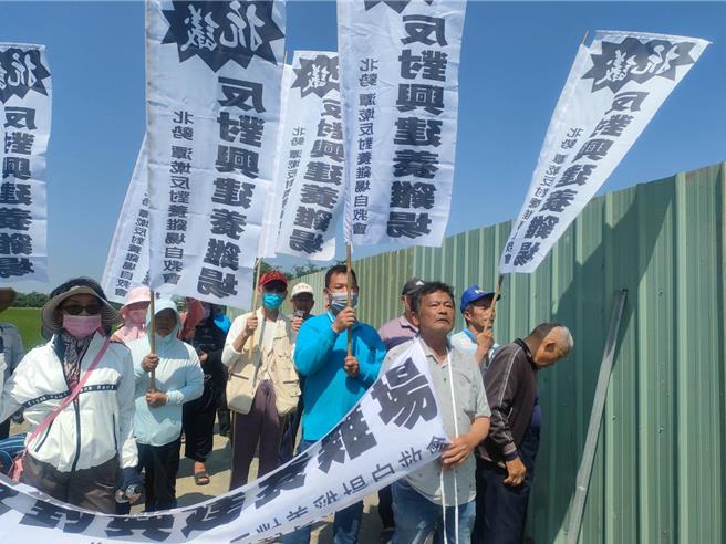 今（25日）数十位居民听到放送头号召，聚集在养鸡场旁抗议、表达诉求，诉求坚决反对养鸡场扩建。（读者提供／吕妍庭嘉义传真）