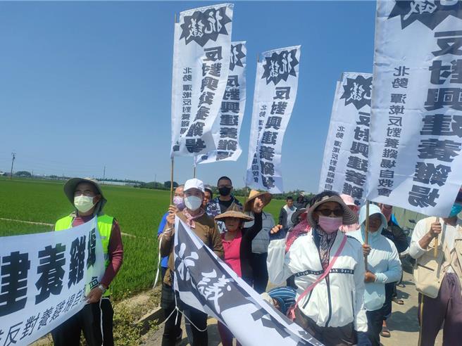 今（25日）数十位居民听到放送头号召，聚集在养鸡场旁抗议、表达诉求，诉求坚决反对养鸡场扩建。（读者提供／吕妍庭嘉义传真）