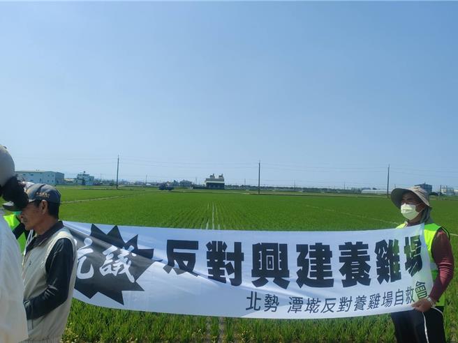 居民聚集在养鸡场旁抗议、表达诉求。（读者提供／吕妍庭嘉义传真）