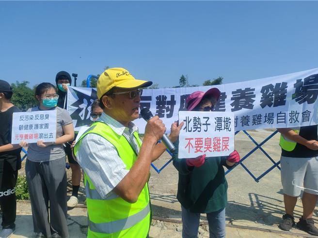 大林镇三角里社区发展协会理事长刘烱意说，大家坚决反对鸡场扩建。（读者提供／吕妍庭嘉义传真）