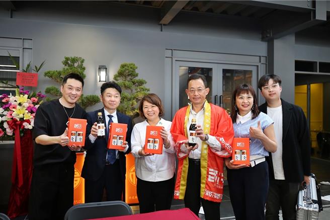 嘉義市在地企業馬可家國際有限公司與日本日本百年品牌合作，推出台日聯名的「武雄丸大豆醬油」新產品。（嘉義市政府提供／呂妍庭嘉義傳真）