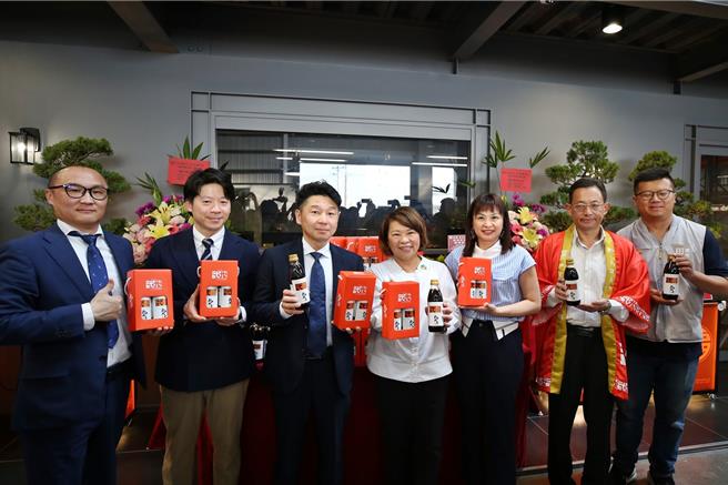 嘉義市在地企業馬可家國際有限公司與日本日本百年品牌合作，推出台日聯名的「武雄丸大豆醬油」新產品。（嘉義市政府提供／呂妍庭嘉義傳真）