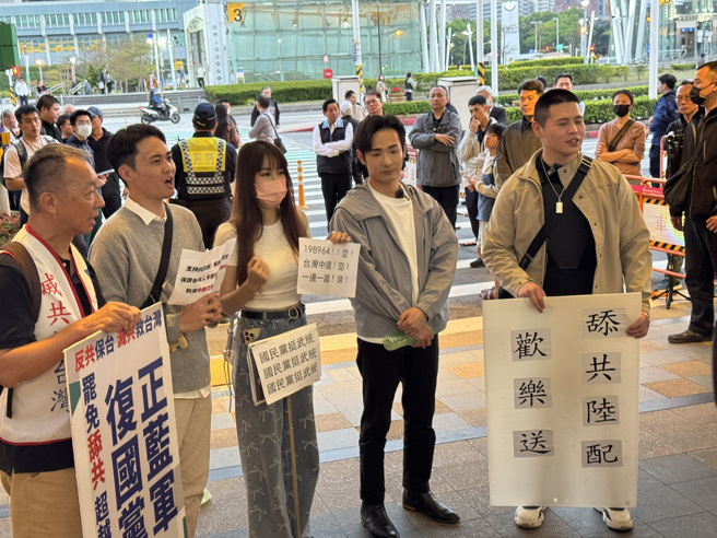 松山機場大廳已經擠滿媒體，稍早網紅八炯、閩南狼、徐小花等人也提早抵達，舉起「舔共網紅歡樂送」手牌，力挺將亞亞驅逐出境。（李奇叡攝）