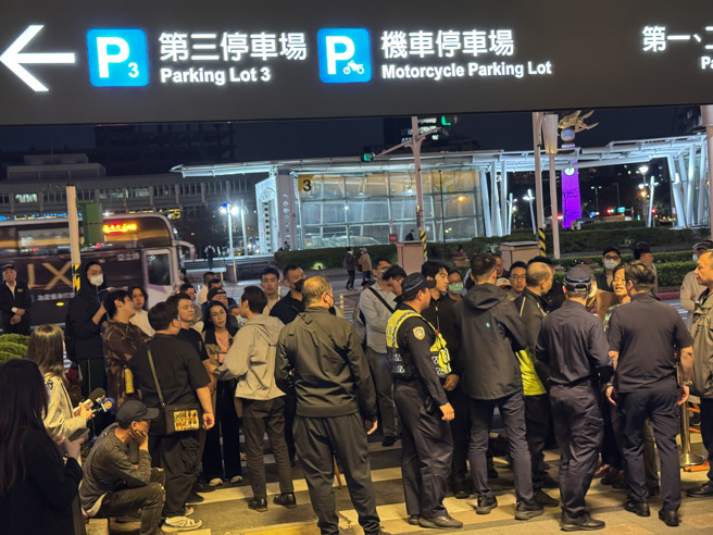 松山機場大廳已經擠滿媒體，稍早網紅八炯、閩南狼、徐小花等人也提早抵達，舉起「舔共網紅歡樂送」手牌，力挺將亞亞驅逐出境。（李奇叡攝）