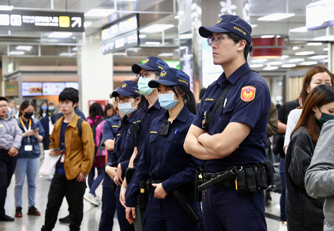 陸配網紅「亞亞在台灣」劉振亞「亞亞」因公開宣傳武統，遭內政部移民署廢止其依親居留許可，並要求她最遲需於25日深夜離境，否則將面臨強制遣返。據了解，亞亞已經買機票，將搭乘晚間20時45分廈門航空的班機前往福州。松山機場內警力嚴加戒備，避免發生衝突。（鄧博仁攝）