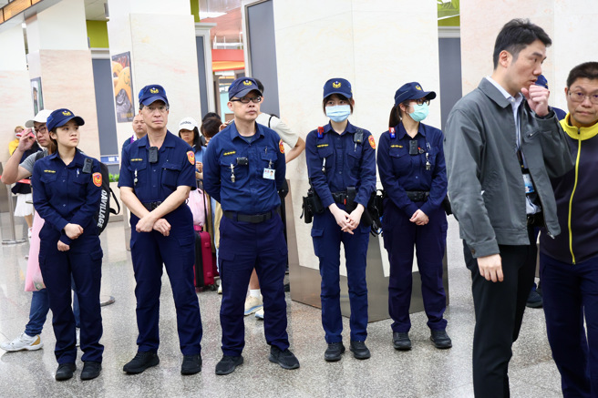 陸配網紅「亞亞在台灣」劉振亞「亞亞」因公開宣傳武統，遭內政部移民署廢止其依親居留許可，並要求她最遲需於25日深夜離境，否則將面臨強制遣返。據了解，亞亞已經買機票，將搭乘晚間20時45分廈門航空的班機前往福州。松山機場內警力嚴加戒備，避免發生衝突。（鄧博仁攝）