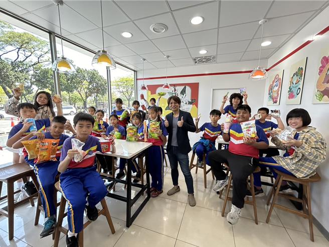 屏东市建国实验小学儿童节活动结合数学、健康、美劳等课程，送全校124位学生每人100元商品卡，让孩子自己买想要的东西。（谢佳潾摄）