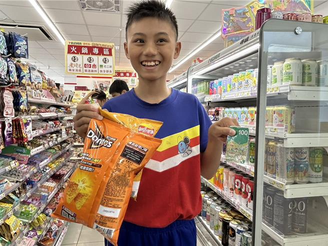 屏东市建国实验小学儿童节活动结合数学、健康、美劳等课程，送全校124位学生每人100元商品卡，让孩子自己买想要的东西。（谢佳潾摄）