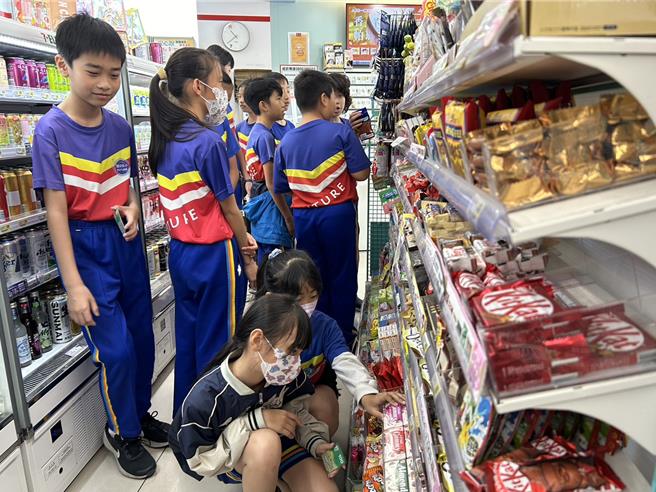 屏东市建国实验小学儿童节活动结合数学、健康、美劳等课程，送全校124位学生每人100元商品卡，让孩子自己买想要的东西。（谢佳潾摄）