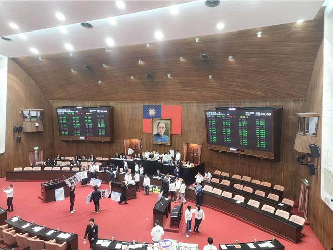 立法院晚间通过「反戒严」、「反废死」2项公投案，皆径付二读。(黄敬文摄)