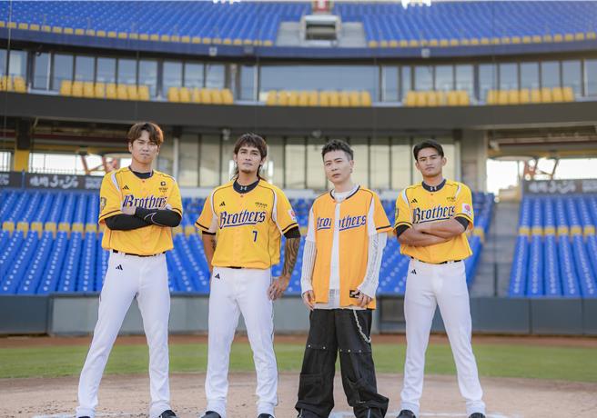 萧秉治与球员王威晨、张志豪、岳东华共同合唱中信兄弟年度全新年度歌曲〈进化 B EVOLUTION〉。（相信音乐提供）