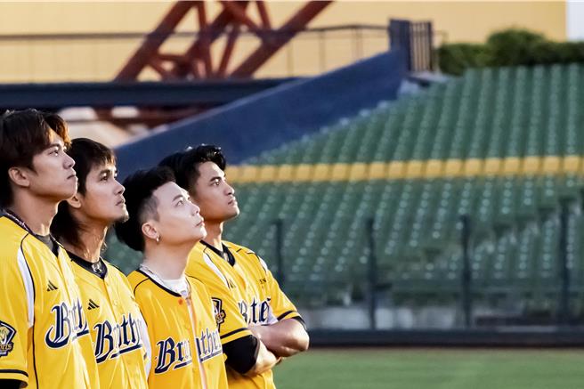 萧秉治与球员王威晨、张志豪、岳东华共同合唱中信兄弟年度全新年度歌曲〈进化 B EVOLUTION〉。（相信音乐提供）