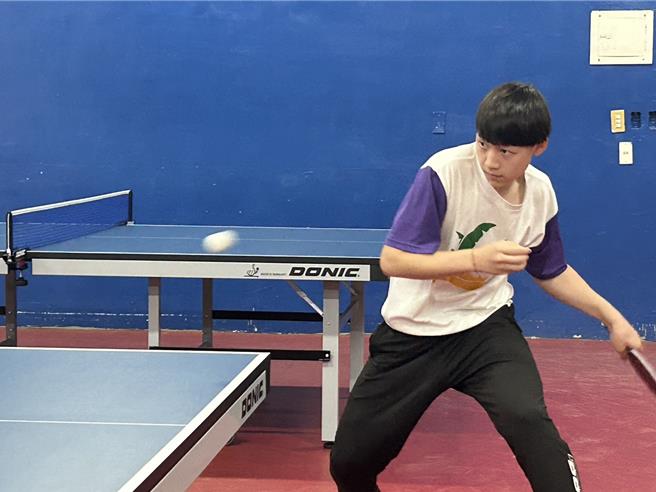 屏東縣至正國中桌球好手廖堉棋，日前首次搭檔混雙遠赴韓國參加世界桌球職業大聯盟青年挑戰賽一舉拿下冠軍，再次驚豔眾人。（謝佳潾攝）