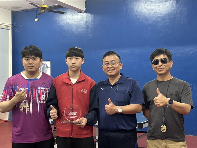 屏東縣至正國中桌球好手廖堉棋（左二），日前首次搭檔混雙遠赴韓國參加世界桌球職業大聯盟青年挑戰賽一舉拿下冠軍，再次驚豔眾人。（謝佳潾攝）
