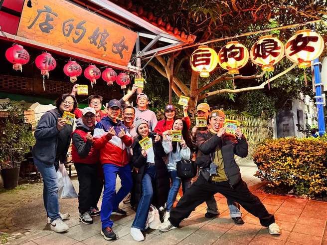 小俩口经常和龙迷们相约聚会吃饭，在球场结交许多朋友。（图／吴婉君IG）