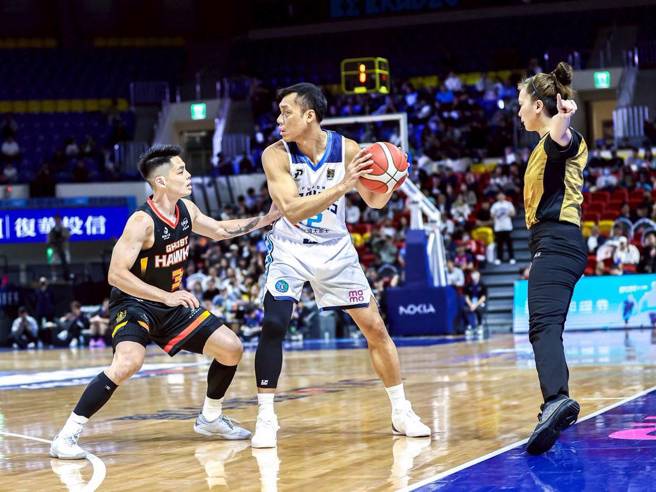 台北富邦勇士球星林志杰（中）原本计划本季后退役，不过25日透过球团宣布下一季再拚一季，已经和球团提前续约。（台北富邦勇士提供）