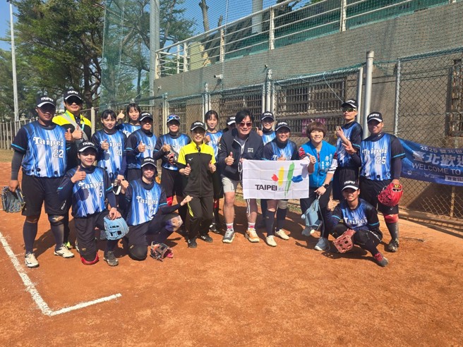 女子慢垒代表队。(台北市原民会提供)