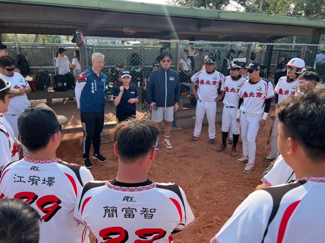 男子慢垒代表队。(北市原民会提供)