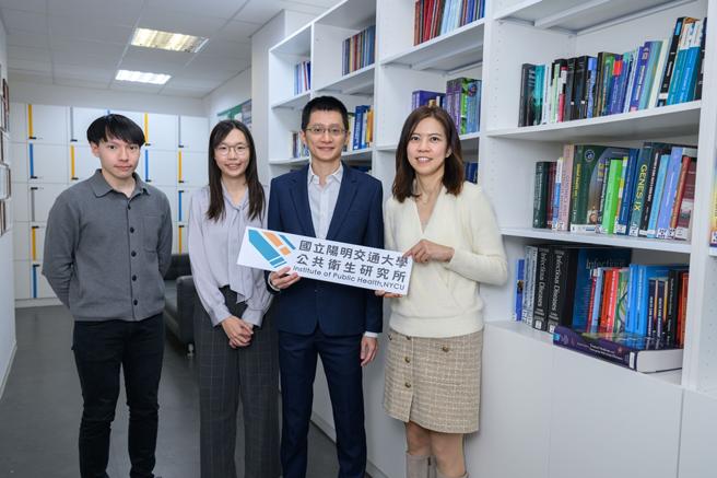 陽明交大公衛所副教授莊宜芳(右起)、陽明交大環境與職業衛生研究所副教授潘文驥、參與研究的醫學系畢業生林映岑及醫學系大六范綱宸。圖/陽明交大提供