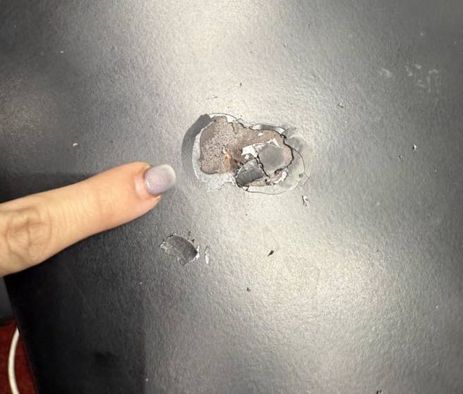 图为被柯建铭用拐杖敲打后的立院桌子照。（图 / 取自徐巧芯脸书）
