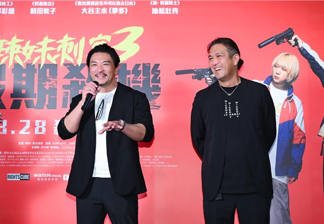 梦多（左）和监制铃木佑介出席《辣妹刺客3：假期杀机》台湾首映会。（网银国际影视提供）