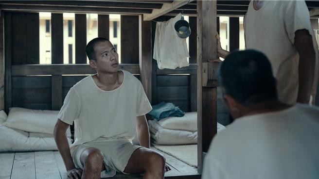 吴念轩在《星空下的黑潮岛屿》饰演邱永贵，他难忘戏外和黄河一起玩摄影。（Hami Video提供）