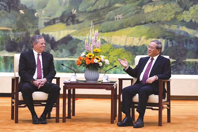 正在北京訪問的美國共和黨參議員戴恩斯（Steve Daines，左）向中國領導層指出方向，唯有徹底解決芬太尼原料流入美國的問題，雙方才有重新談判的可能。圖／美聯社