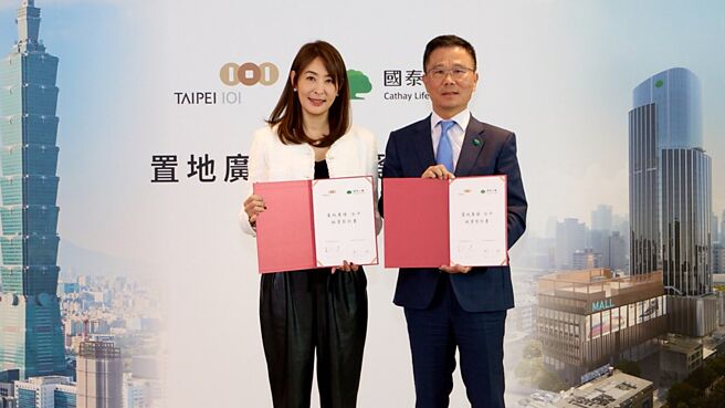 台北101董事长贾永婕（左）及国泰人寿总经理刘上旗，正式签署商场合作契约，宣告两大企业携手进军台中。图／台北101提供