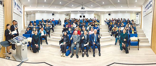 海大与台湾游轮产业发展协会签署MOU，携手培育游轮服务专业人才。图／海大提供